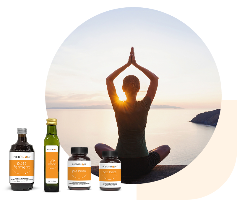 Frau macht Yoga am See. Produkte von MEDIBIOM werden angezeigt.